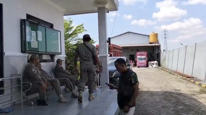 Petugas Satpol PP Jombang saat berada di lokasi CV JPN namun tidak jadi melakukan penindakan dengan dalih pihak perusahaan sudah memiliki PBG. (PRAS/MITRAMEDIA.CO) 