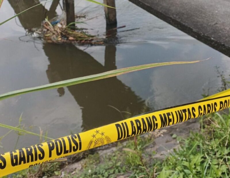Garis polisi dipasang di TKP penemuan bayi. (Istimewa) 