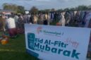 Jemaah Muhammadiyah saat menggelar salat ied di Lapangan Desa Pulolor. (Istimewa) 