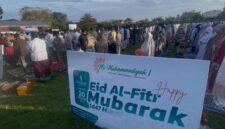 Jemaah Muhammadiyah saat menggelar salat ied di Lapangan Desa Pulolor. (Istimewa)