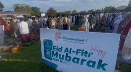 Jemaah Muhammadiyah saat menggelar salat ied di Lapangan Desa Pulolor. (Istimewa) 