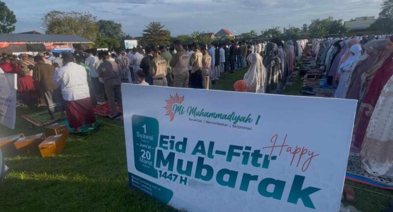 Jemaah Muhammadiyah saat menggelar salat ied di Lapangan Desa Pulolor. (Istimewa) 