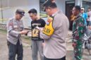 Polisi saat melakukan olah TKP dan memasang police line. (Istimewa) 