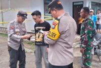 Polisi saat melakukan olah TKP dan memasang police line. (Istimewa) 