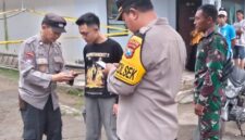 Polisi saat melakukan olah TKP dan memasang police line. (Istimewa) 