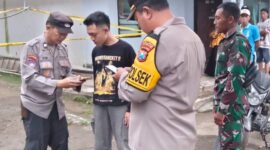 Polisi saat melakukan olah TKP dan memasang police line. (Istimewa) 