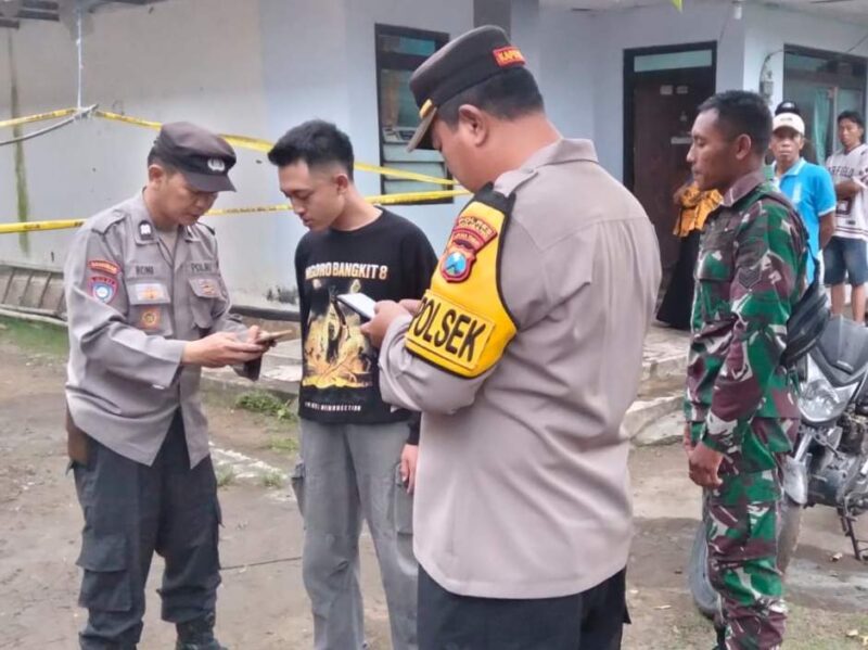 Polisi saat melakukan olah TKP dan memasang police line. (Istimewa) 