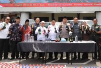 Forum Komunikasi Pimpinan Daerah (Forkopimda) Kabupaten Jombang bersama tokoh agama dan tokoh masyarakat saat melakukan pemusnahan minuman keras di mapolres setempat. (Foto: Istimewa) 