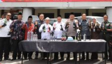 Forum Komunikasi Pimpinan Daerah (Forkopimda) Kabupaten Jombang bersama tokoh agama dan tokoh masyarakat saat melakukan pemusnahan minuman keras di mapolres setempat. (Foto: Istimewa)