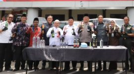 Forum Komunikasi Pimpinan Daerah (Forkopimda) Kabupaten Jombang bersama tokoh agama dan tokoh masyarakat saat melakukan pemusnahan minuman keras di mapolres setempat. (Foto: Istimewa) 