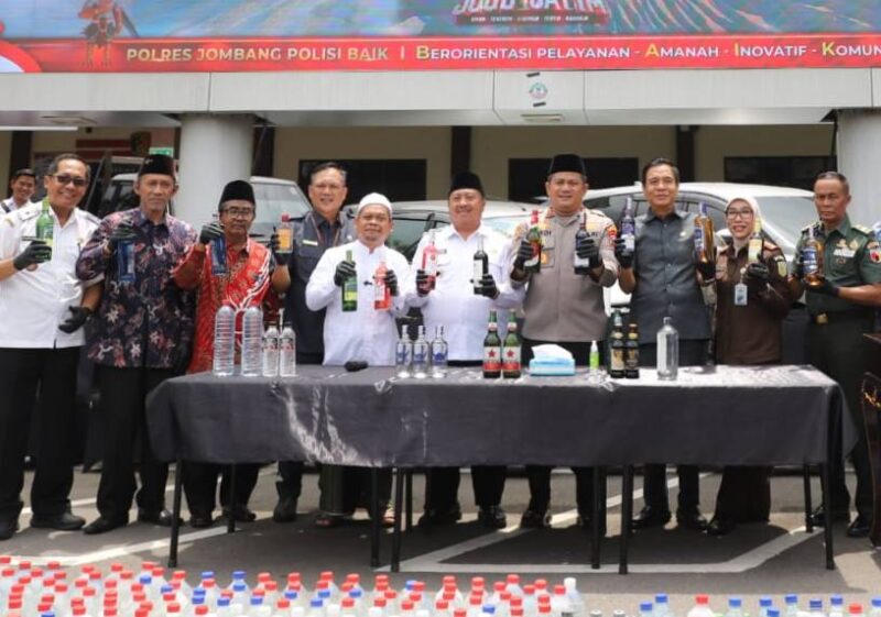 Forum Komunikasi Pimpinan Daerah (Forkopimda) Kabupaten Jombang bersama tokoh agama dan tokoh masyarakat saat melakukan pemusnahan minuman keras di mapolres setempat. (Foto: Istimewa) 