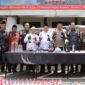 Forum Komunikasi Pimpinan Daerah (Forkopimda) Kabupaten Jombang bersama tokoh agama dan tokoh masyarakat saat melakukan pemusnahan minuman keras di mapolres setempat. (Foto: Istimewa) 