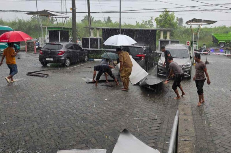 ACP RSUD Ploso ambrol diterjang angin puting beliung. (Panjul/Istimewa) 