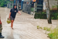 Warga Pojokklitih, Plandaan menenteng tabung gas elpiji saat banjir. (Redaksi/MITRAMEDIA.CO) 