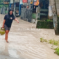 Warga Pojokklitih, Plandaan menenteng tabung gas elpiji saat banjir. (Redaksi/MITRAMEDIA.CO) 