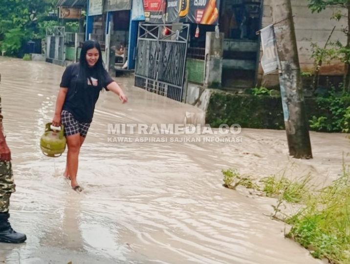 Warga Pojokklitih, Plandaan menenteng tabung gas elpiji saat banjir. (Redaksi/MITRAMEDIA.CO) 