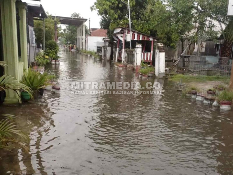 Luapan Sungai Afvoer Watudakon yang menerjang pemikuman warga. (ISTIMEWA) 
