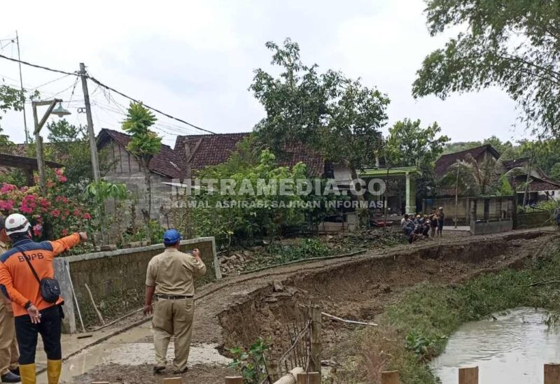 Kondisi jalan ambrol. (Istimewa) 