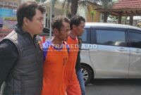 Kedua pelaku saat digelandang di Mapolres Jombang. (MITRAMEDIA) 