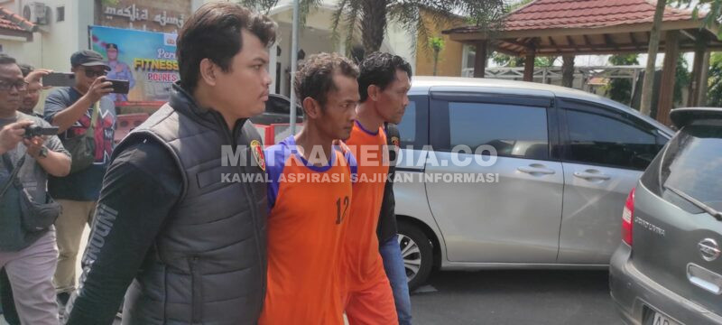 Kedua pelaku saat digelandang di Mapolres Jombang. (MITRAMEDIA) 