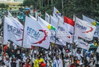 Buruh di Jatim saat menggelar aksi. (ISTIMEWA) 