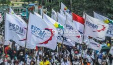 Buruh di Jatim saat menggelar aksi. (ISTIMEWA) 