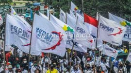 Buruh di Jatim saat menggelar aksi. (ISTIMEWA) 