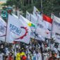 Buruh di Jatim saat menggelar aksi. (ISTIMEWA) 