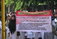 Sejumlah guru diniyah dan guru mata pelajaran keagamaan saat melakukan aksi demonstrasi di Jombang beberapa waktu yang lalu. (DOK MITRAMEDIA.CO) 