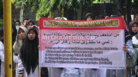 Sejumlah guru diniyah dan guru mata pelajaran keagamaan saat melakukan aksi demonstrasi di Jombang beberapa waktu yang lalu. (DOK MITRAMEDIA.CO) 