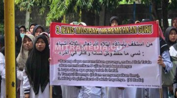 Sejumlah guru diniyah dan guru mata pelajaran keagamaan saat melakukan aksi demonstrasi di Jombang beberapa waktu yang lalu. (DOK MITRAMEDIA.CO)