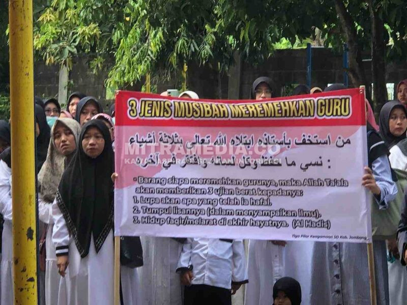 Sejumlah guru diniyah dan guru mata pelajaran keagamaan saat melakukan aksi demonstrasi di Jombang beberapa waktu yang lalu. (DOK MITRAMEDIA.CO) 