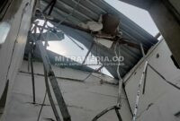 Kondisi atap bangunan rusak parah pascaledakan yang diduga terjadi di gudang elpiji ilegal yang berlokasi di RT 1 RW 1 Desa Bendet, Kecamatan Diwek, Kabupaten Jombang. (Anang/MITRAMEDIA) 