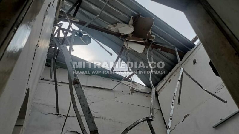 Kondisi atap bangunan rusak parah pascaledakan yang diduga terjadi di gudang elpiji ilegal yang berlokasi di RT 1 RW 1 Desa Bendet, Kecamatan Diwek, Kabupaten Jombang. (Anang/MITRAMEDIA) 