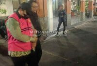 Tersangka MIC saat digelandang di Kantor Kejaksaan Negeri Jombang Selasa malam. (MITRAMEDIA) 