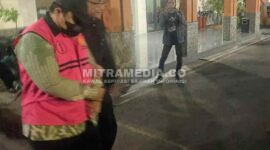 Tersangka MIC saat digelandang di Kantor Kejaksaan Negeri Jombang Selasa malam. (MITRAMEDIA) 