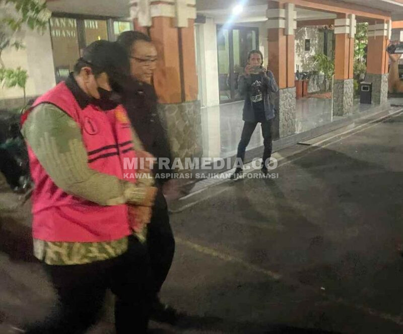 Tersangka MIC saat digelandang di Kantor Kejaksaan Negeri Jombang Selasa malam. (MITRAMEDIA) 