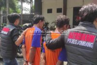 Dua pelaku saat digelendang polisi. (MITRAMEDIA) 