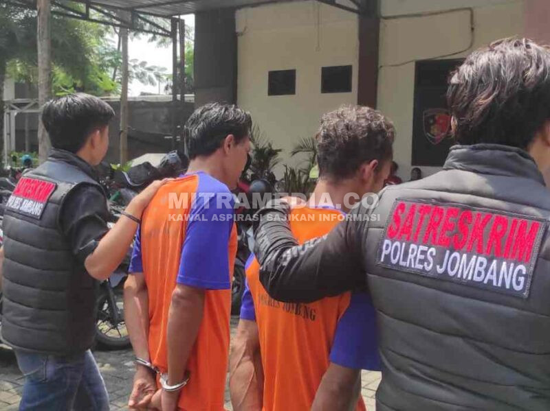 Dua pelaku saat digelendang polisi. (MITRAMEDIA) 