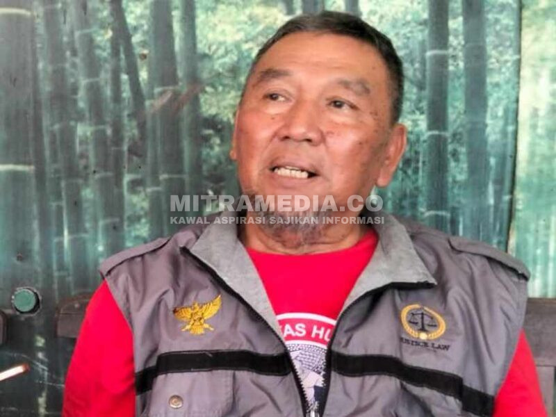 Pendiri Forum Komunikasi Advokat Jombang (FKAJ), Kasful Hidayat saat membeber sejarah lahirnya FKAJ. (MITRAMEDIA.CO) 