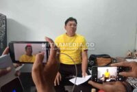 Dharu Suwandono seorang guru yang dipecat saat diwawancarai wartawan. (Istimewa) 