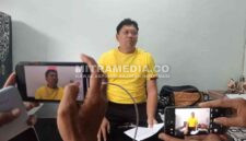 Dharu Suwandono seorang guru yang dipecat saat diwawancarai wartawan. (Istimewa) 