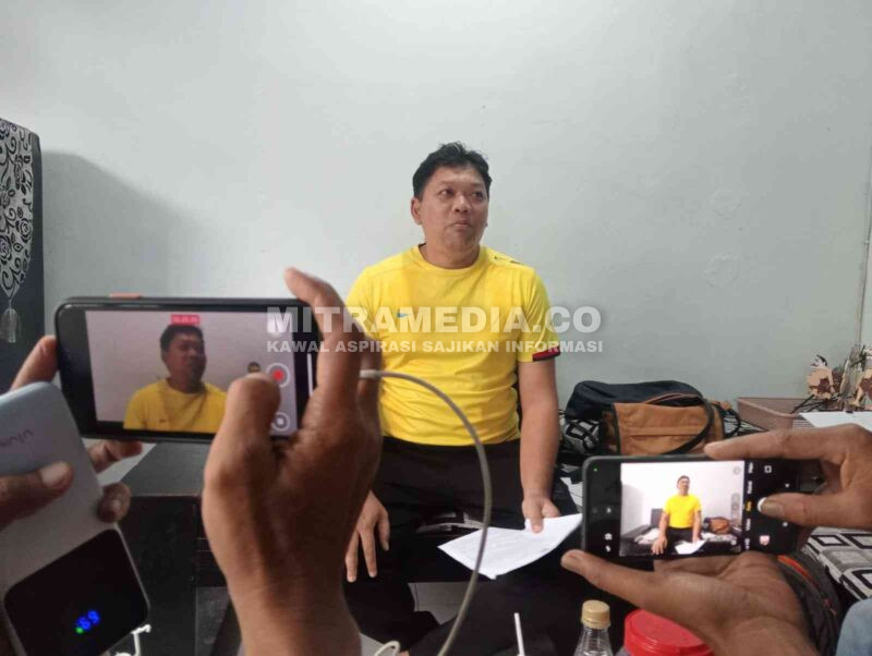 Dharu Suwandono seorang guru yang dipecat saat diwawancarai wartawan. (Istimewa) 