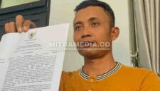 Yogi Susilo saat menunjukkan bukti bahwa Bupati Jombang telah memecatnya melalui SK. (Istimewa) 