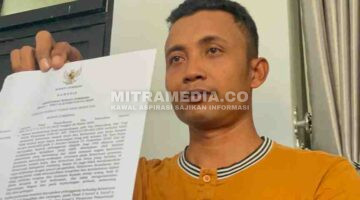 Yogi Susilo saat menunjukkan bukti bahwa Bupati Jombang telah memecatnya melalui SK. (Istimewa) 