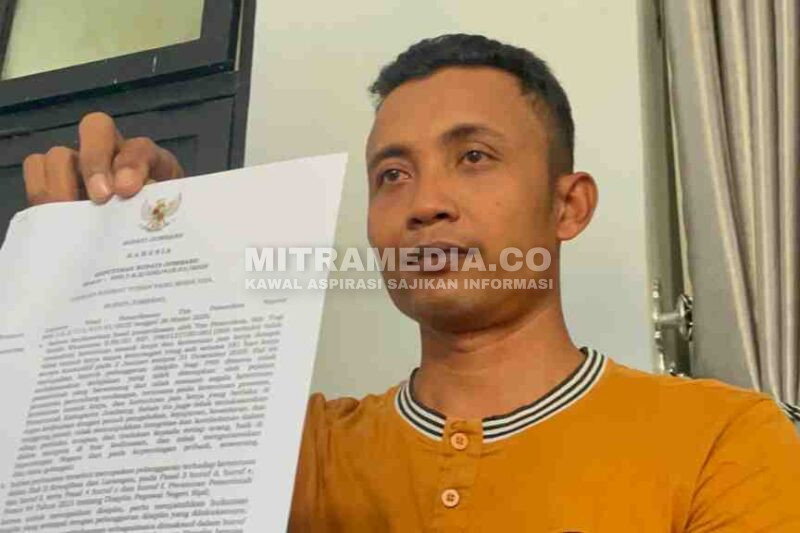 Yogi Susilo saat menunjukkan bukti bahwa Bupati Jombang telah memecatnya melalui SK. (Istimewa) 