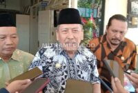 Ketua Dewan Pendidikan Kabupaten Jombang Cholil Hasyim (tengah) saat diwawancarai. (ISTIMEWA) 