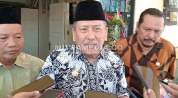 Ketua Dewan Pendidikan Kabupaten Jombang Cholil Hasyim (tengah) saat diwawancarai. (ISTIMEWA) 