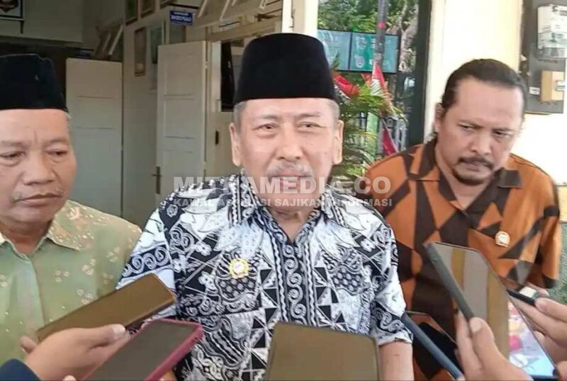 Ketua Dewan Pendidikan Kabupaten Jombang Cholil Hasyim (tengah) saat diwawancarai. (ISTIMEWA) 