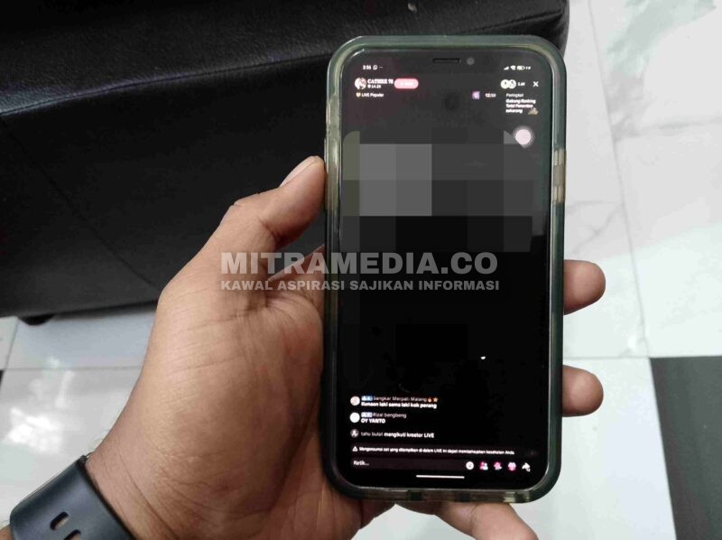 Video asusila yang ditayangkan melalui live streaming TikTok sebelum diblokir. (MITRAMEDIA.CO) 